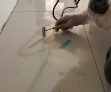 博爱瓷砖开裂维修公司专业分享瓷砖在铺贴前如果没有沥干水分，将会导致以下问题